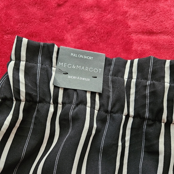 Meg & Margot Women Short Black & Beige Vertical Stripes-Size Small Petite - Picture 2 of 6